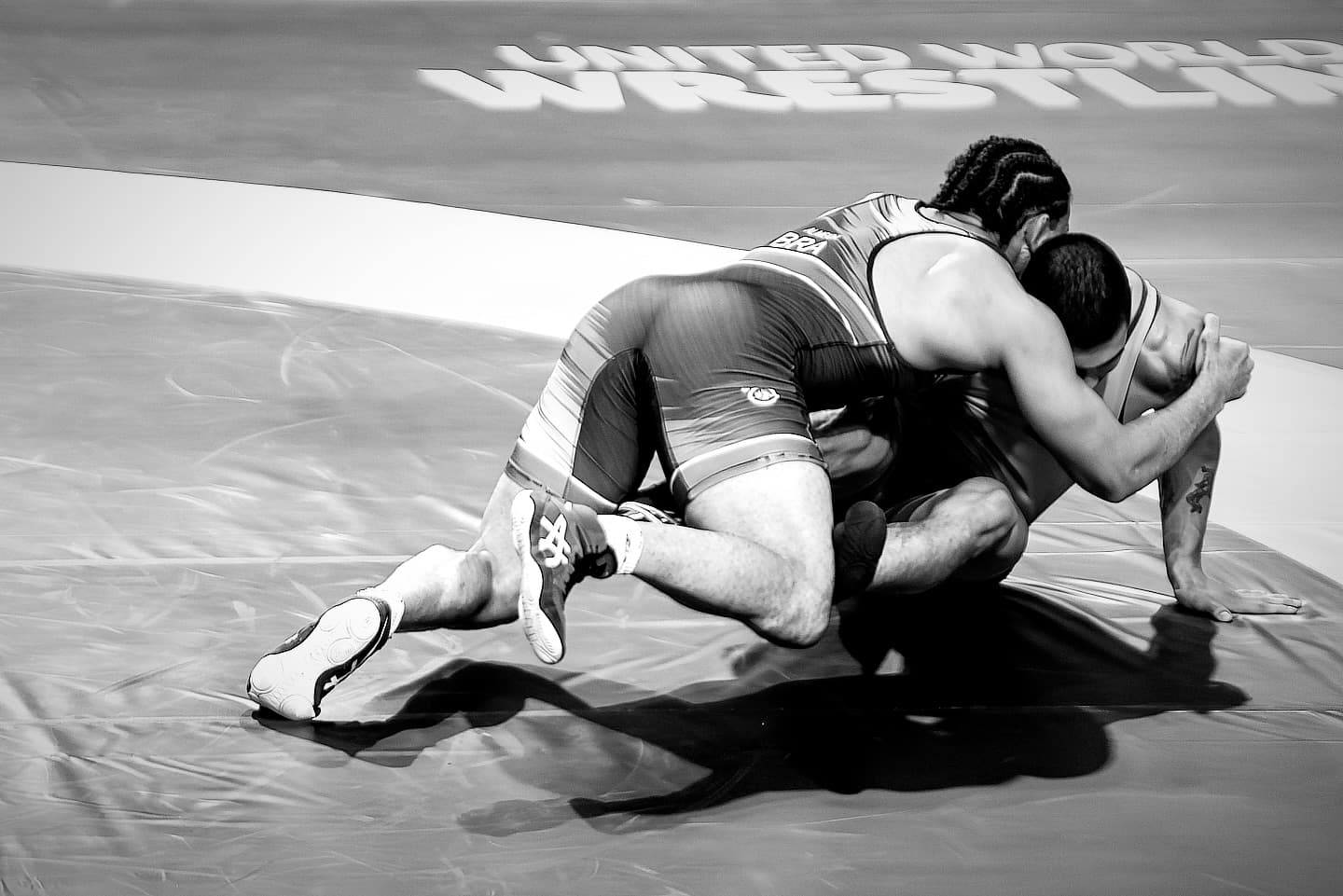Combate oficial de Wrestling em preto e branco